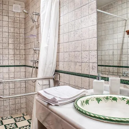 Awesome In W/ Outdoor Swimming Pool, Wifi And 8 Bedrooms